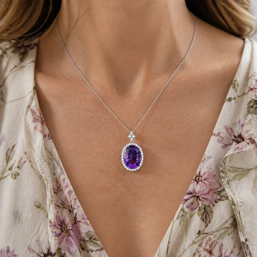 Collana con pendente solitaire e dettaglio halo