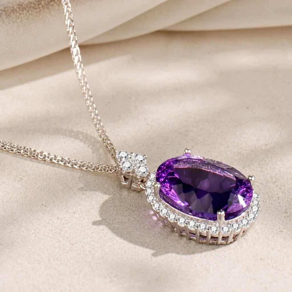 Collana con pendente solitaire e dettaglio halo