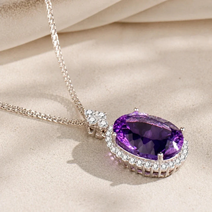 Collana con pendente solitaire e dettaglio halo