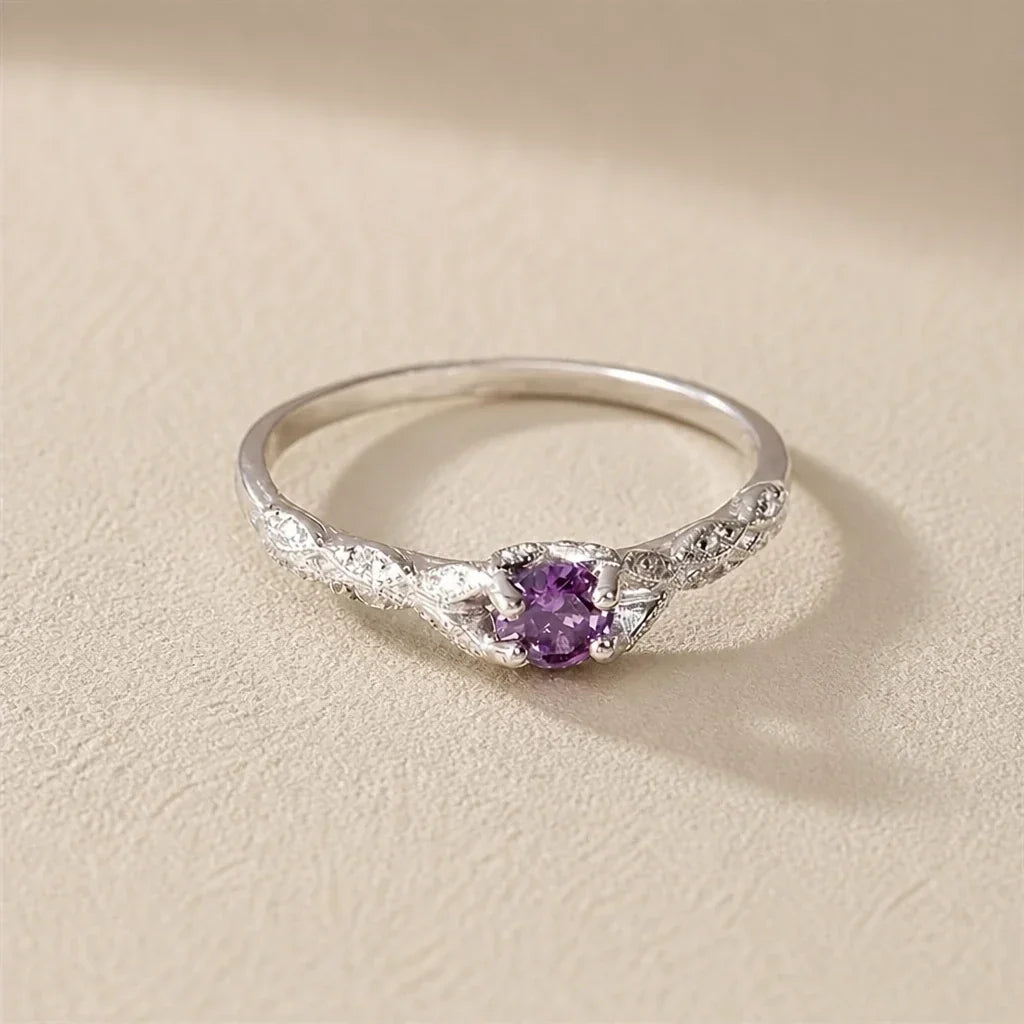 Anello solitario in argento senza tempo