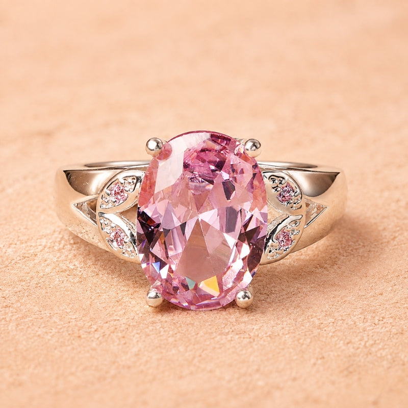 Anello dorato con pietra rosa sfaccettata