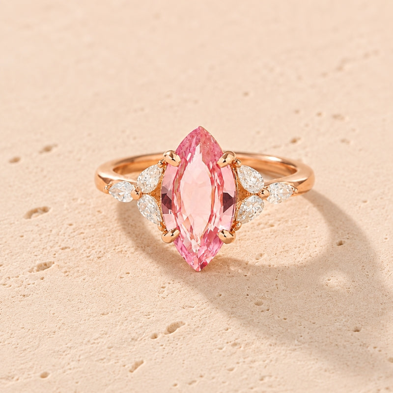 Anello dorato con cristallo rosa ovale