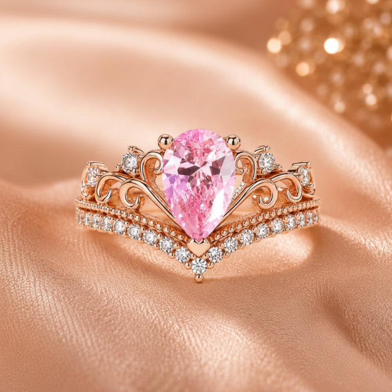 Anello dorato con cristallo rosa a goccia