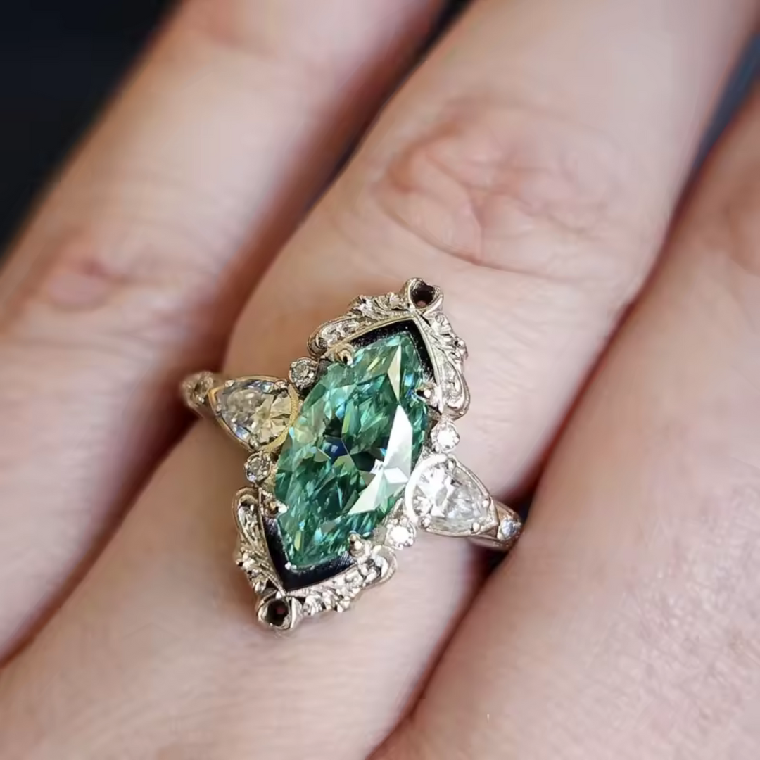 Anello in stile smeraldo e diamante