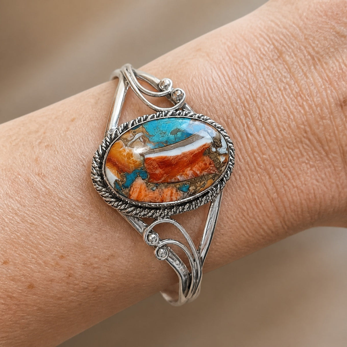 Bracciale rigido vintage con pietra ovale