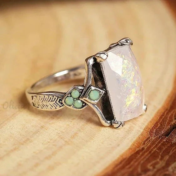 Anello in argento con opale bianco