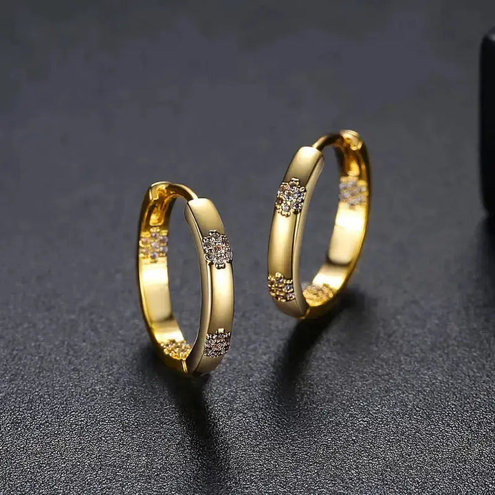 Orecchini a cerchio floreali dorati