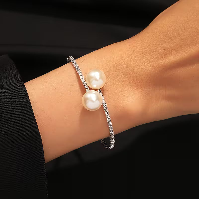 Bracciale Elegante in Perle con Pietre Brillanti