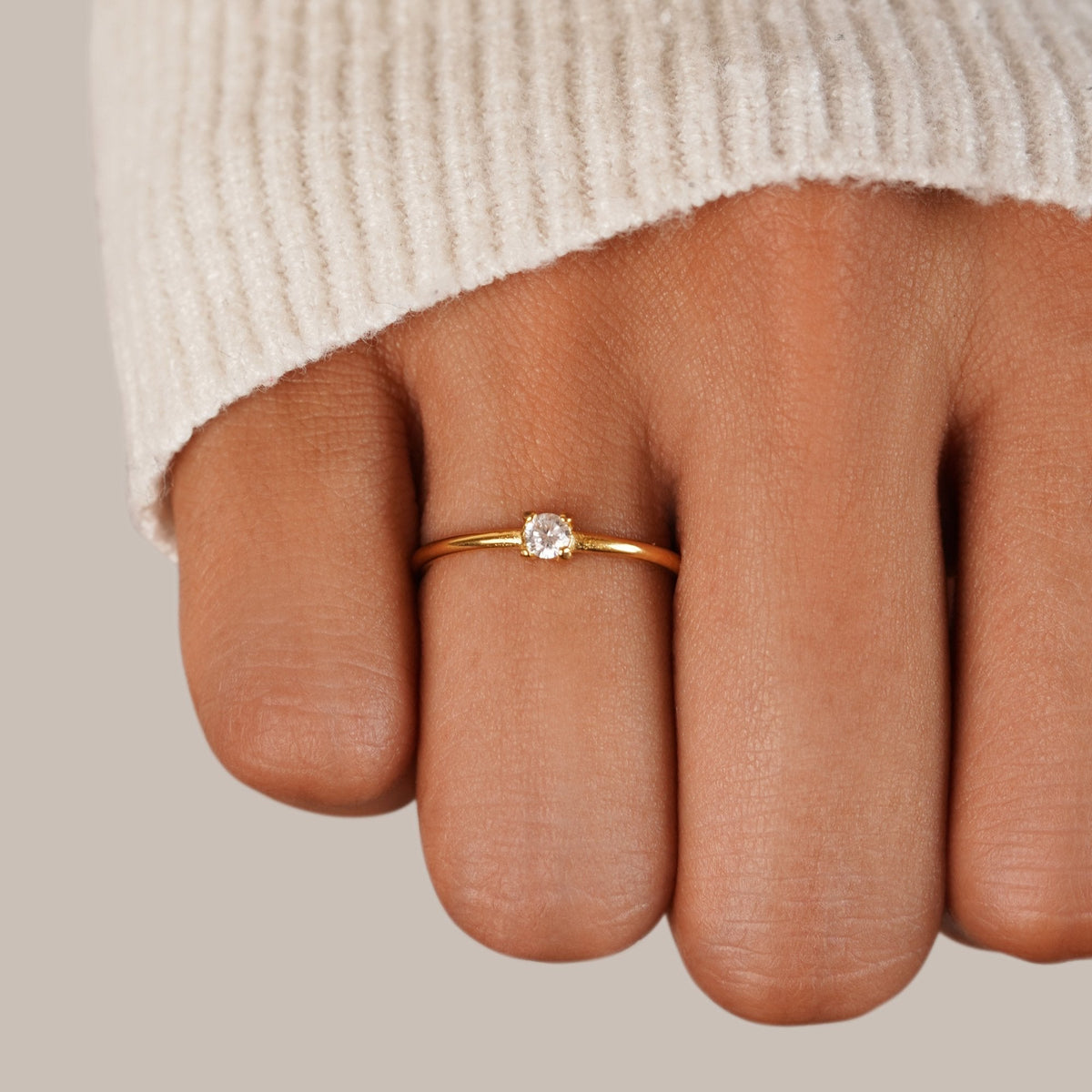 Anello dorato con pietra del mese di nascita