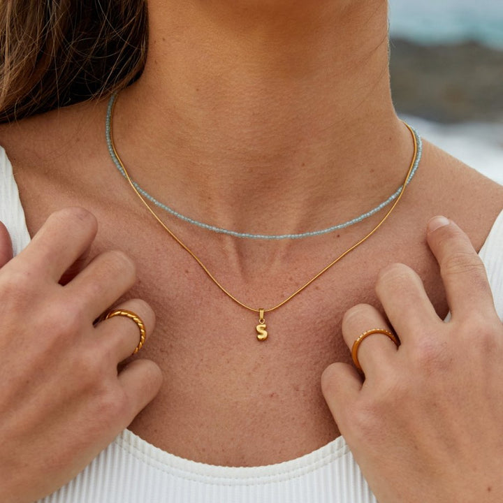 Collana sofisticata con lettera a bolle