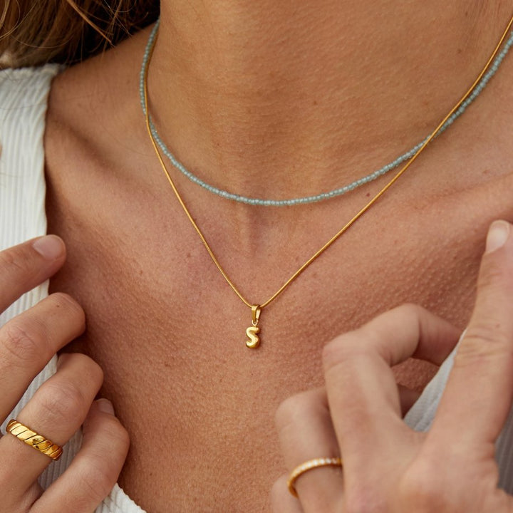Collana sofisticata con lettera a bolle