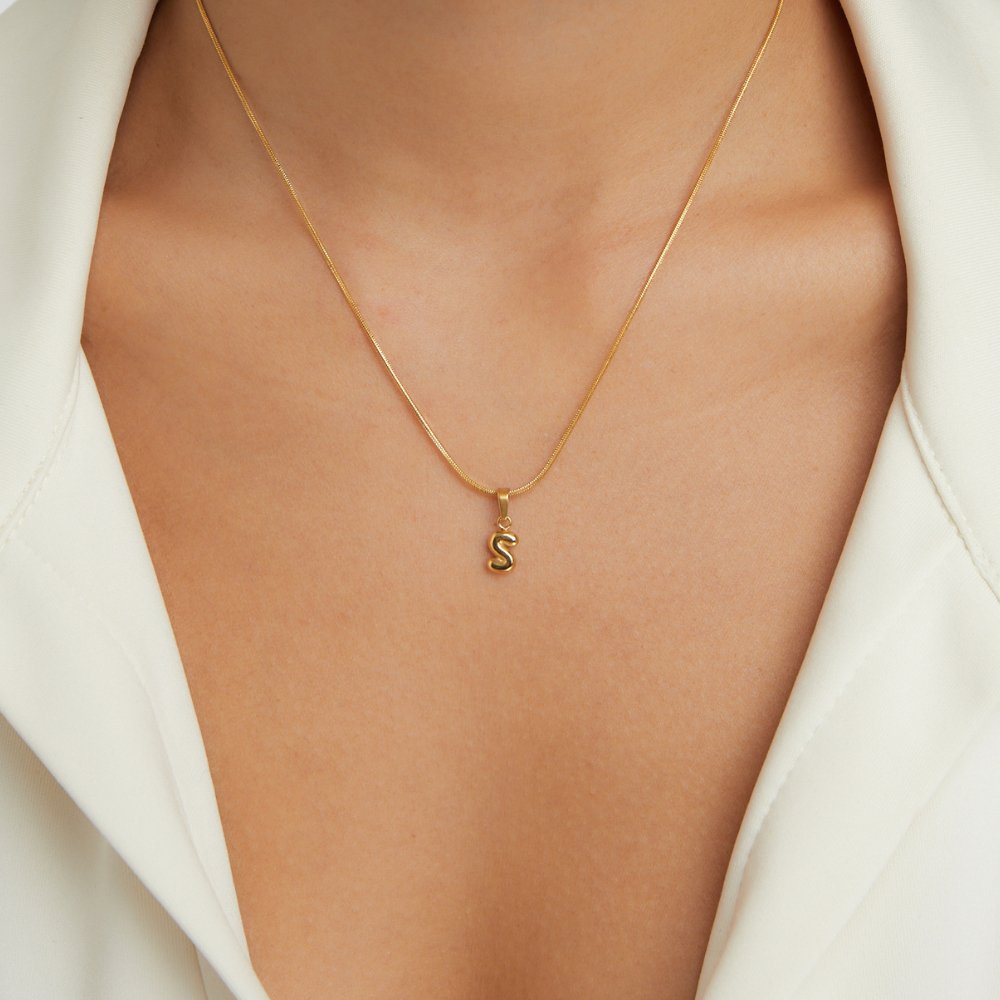Collana sofisticata con lettera a bolle