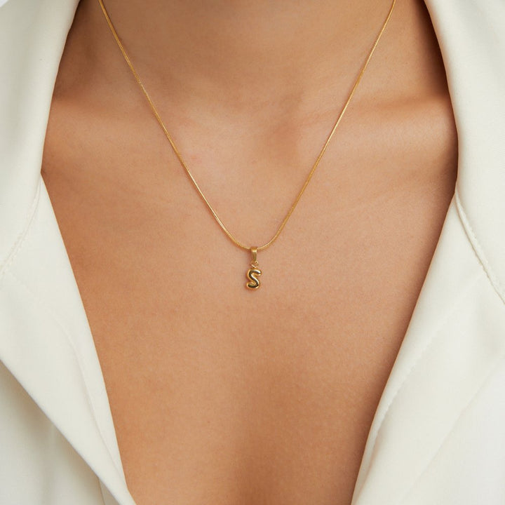 Collana sofisticata con lettera a bolle
