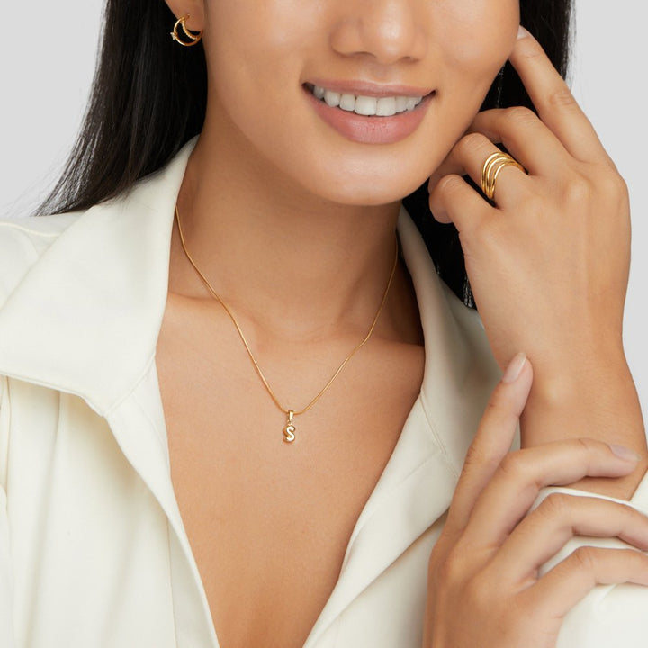 Collana sofisticata con lettera a bolle