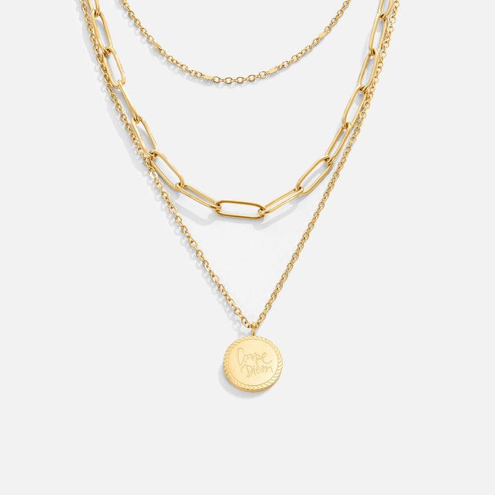 Collana in oro a strati con fermaglio e moneta