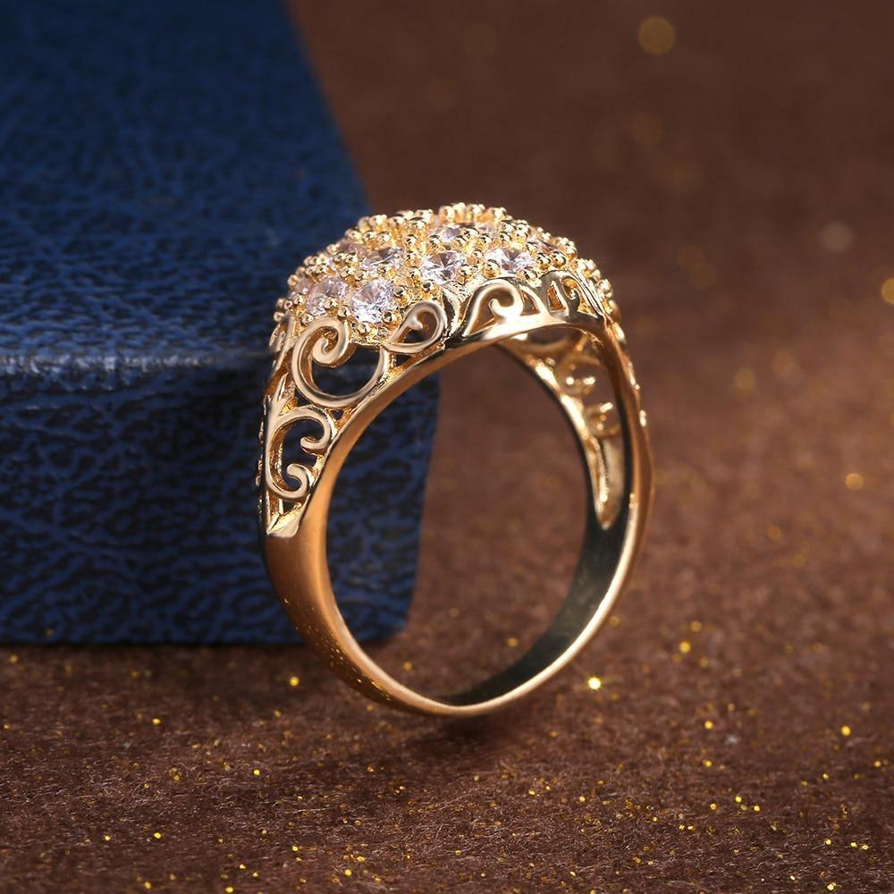 Anello dorato con pietra rotonda