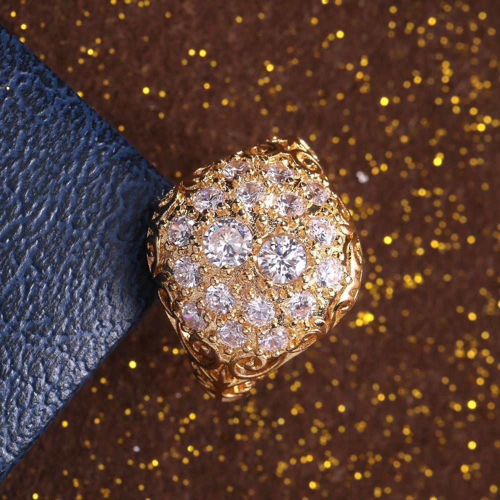 Anello dorato con pietra rotonda