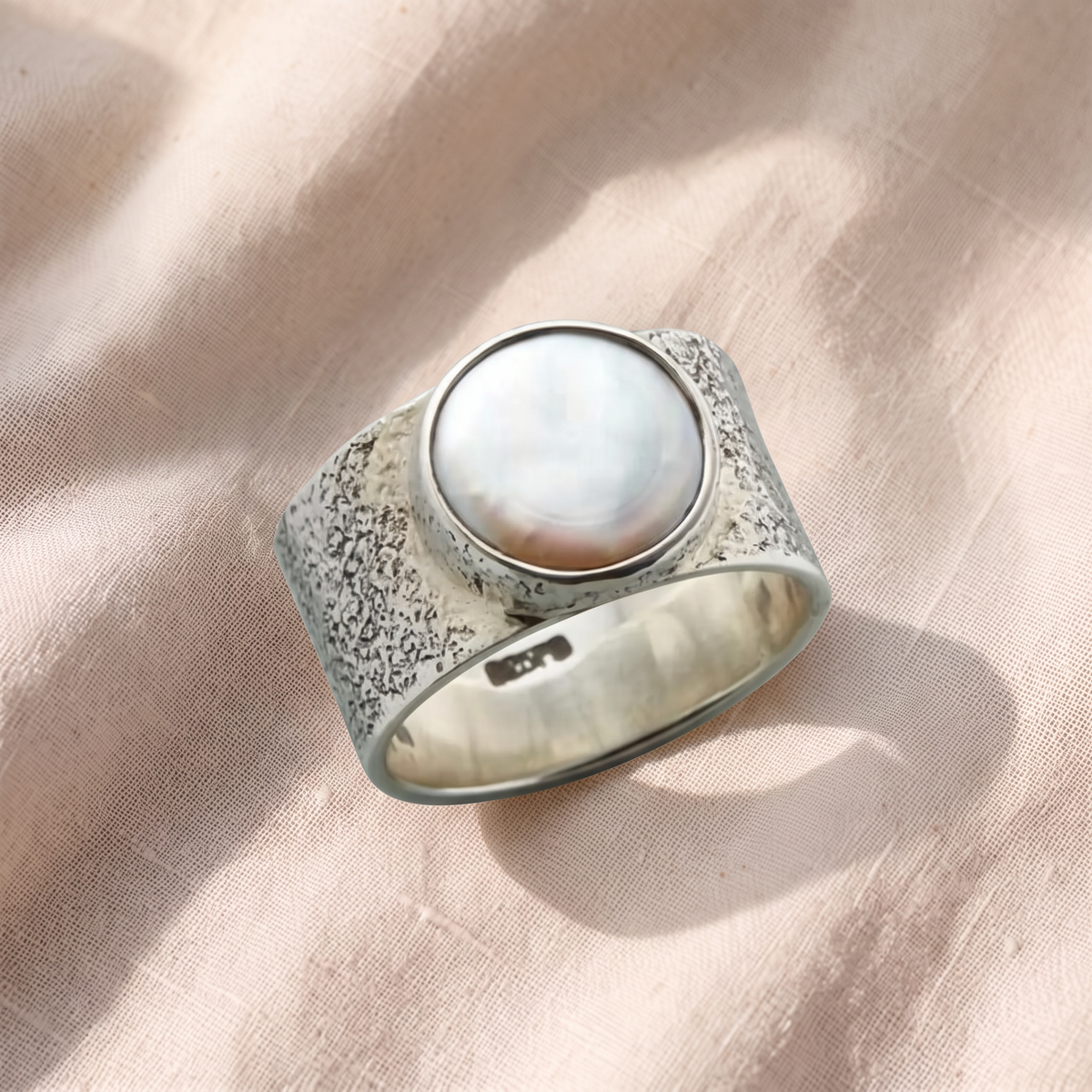 Anello vintage argentato con perla bianca