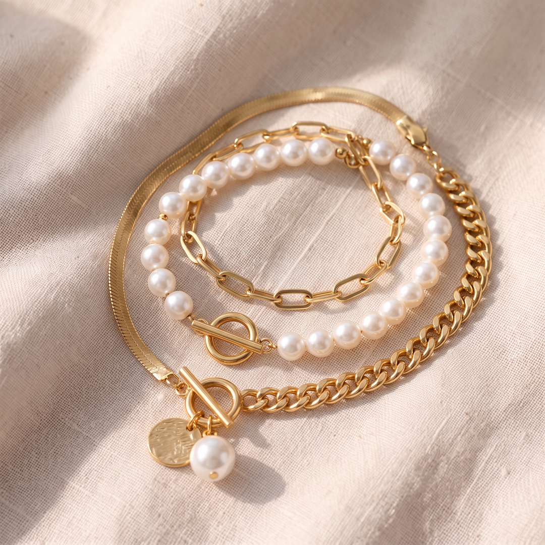 Set di 4 Bracciali in Tonalità Oro con Perle, Catena a Serpente e Dettagli a Maglia