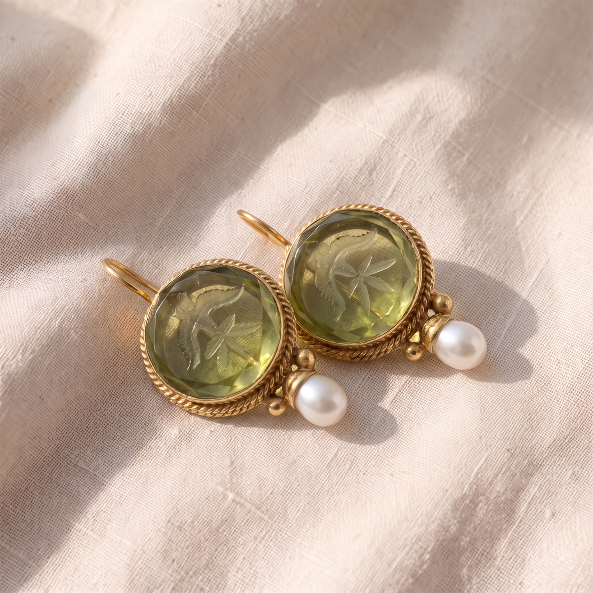 Orecchini antichi argentati con pietra verde e perla