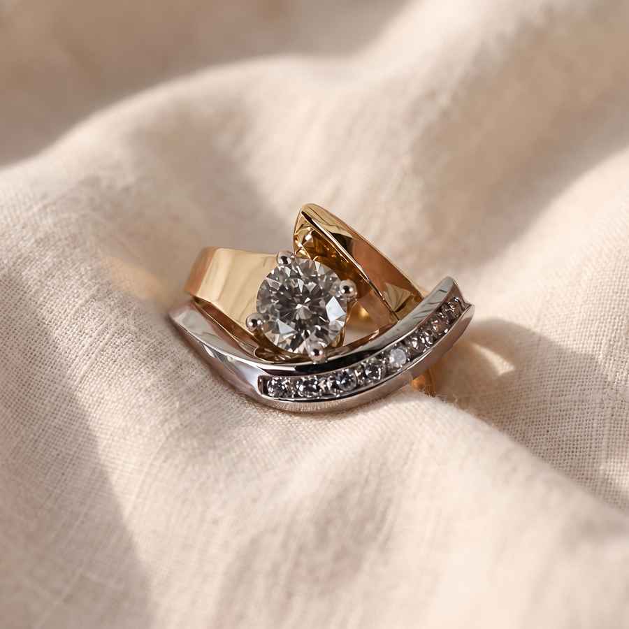 Anello irregolare bicolore con zirconi