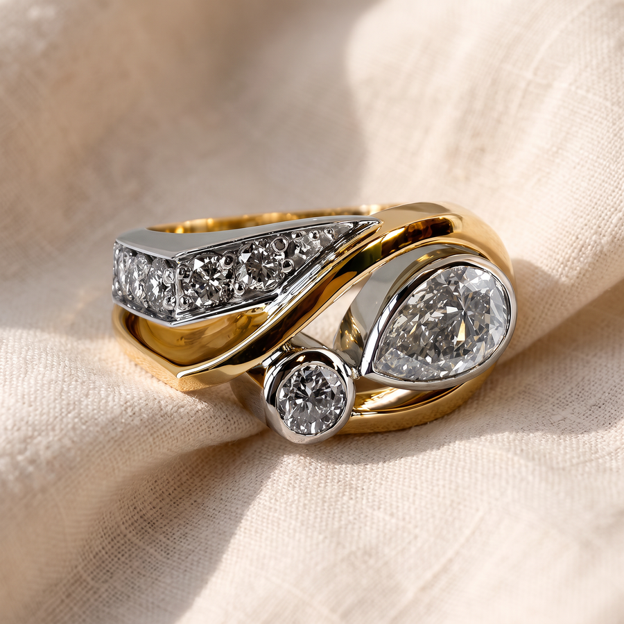 Anello scultura bicolore con zirconi