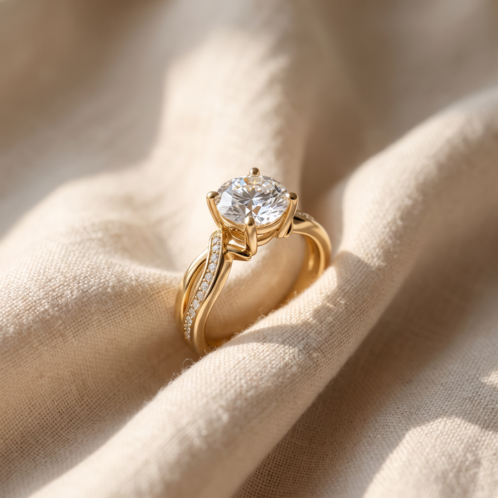 Anello Vintage Intrecciato in Oro con Cristalli di Zirconia