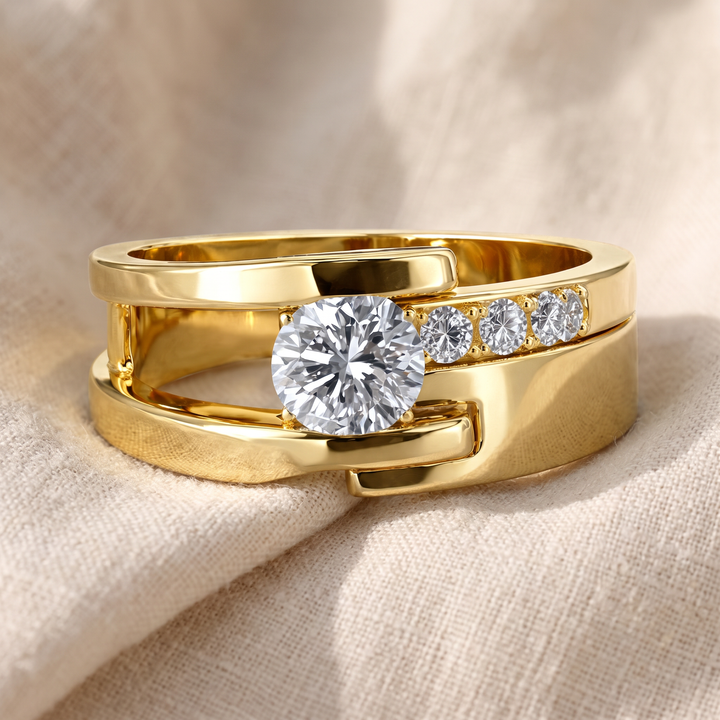 Anello Vintage Irregolare in Oro con Cristalli di Zirconia