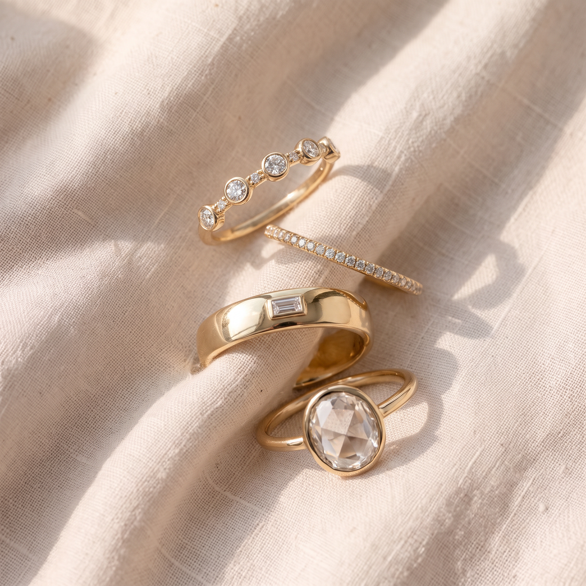 Set di anelli vintage dorati con zirconi