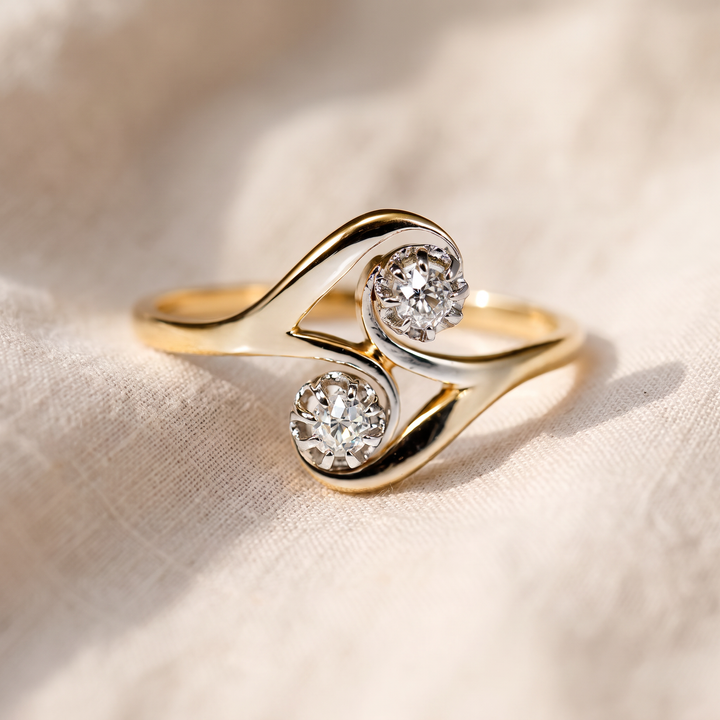 Anello Vintage Ondulato in Oro con Cristalli di Zirconia