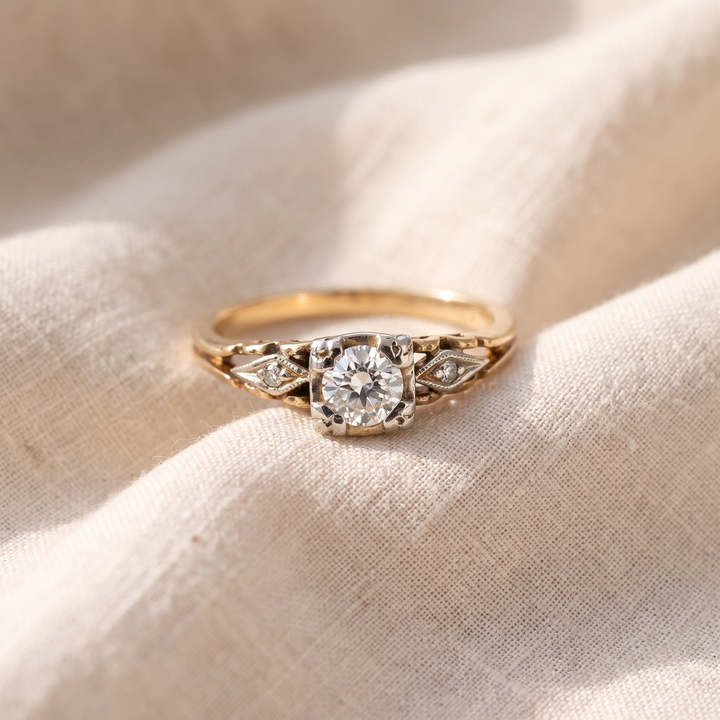 Anello Vintage Delicato in Oro con Cristalli di Zirconia