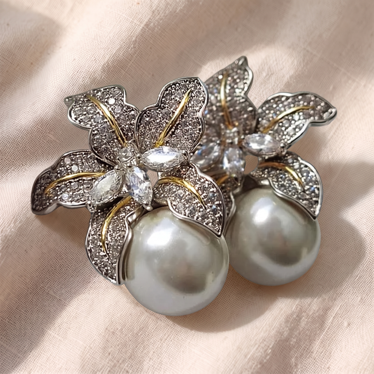 Orecchini fiore argentati con perla