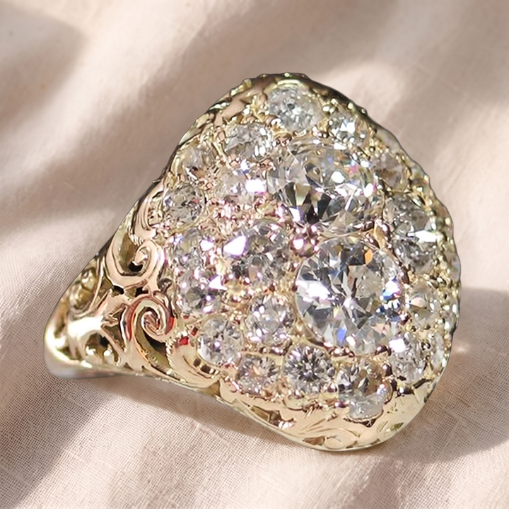 Anello Vintage in Oro con Pietra Rotonda in Stile Diamante