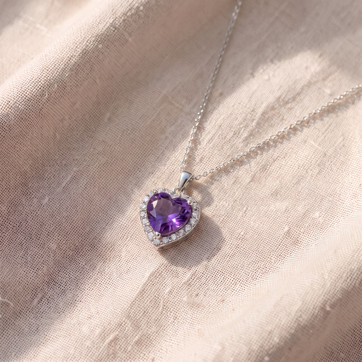 Collana con ciondolo a forma di cuore con dettaglio halo
