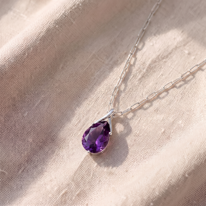 Collana con pendente a goccia sfaccettata