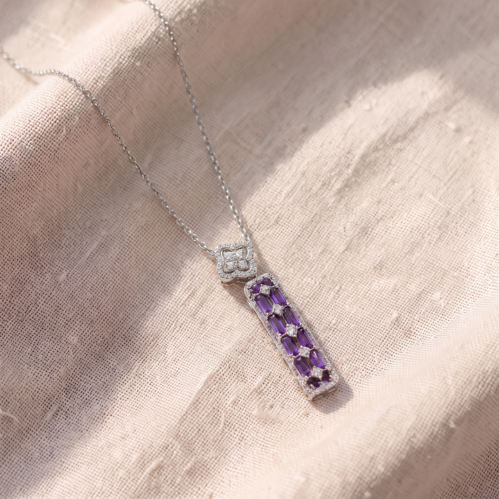 Collana con pendente a forma di piastrella