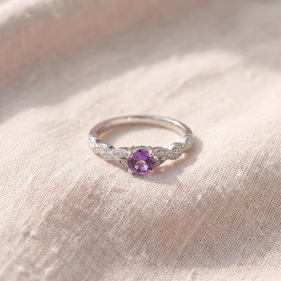 Anello solitario in argento senza tempo