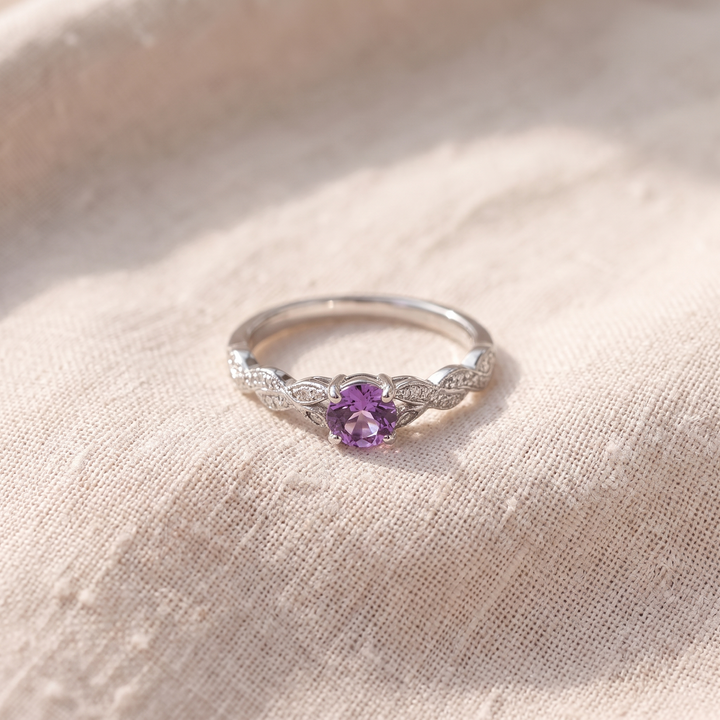 Anello solitario in argento senza tempo