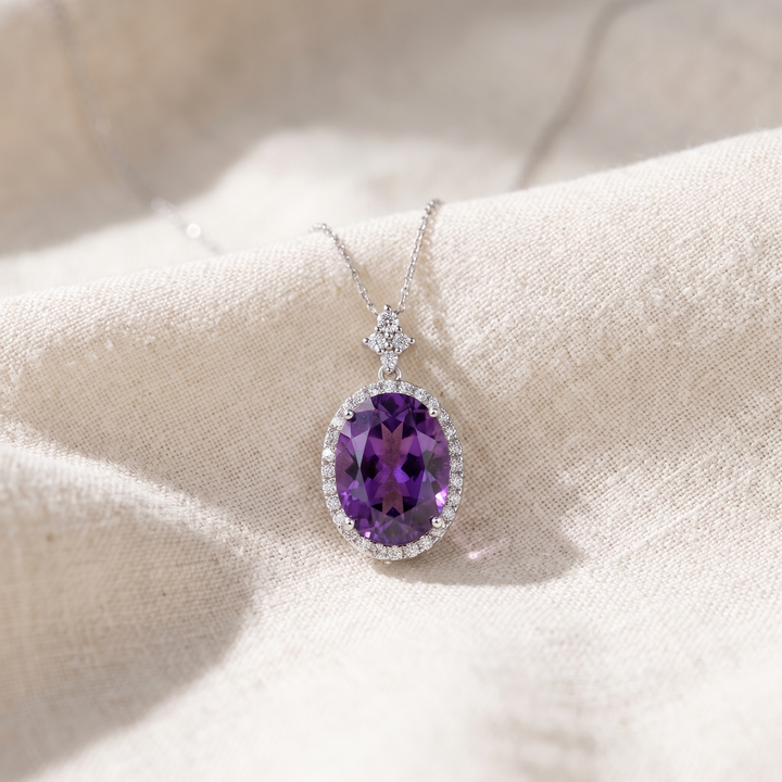Collana con pendente solitaire e dettaglio halo