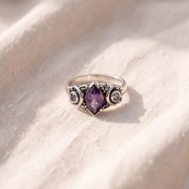 Anello con dettaglio a mezzaluna