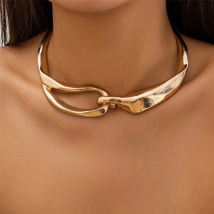Collana choker dorata con texture sorprendente