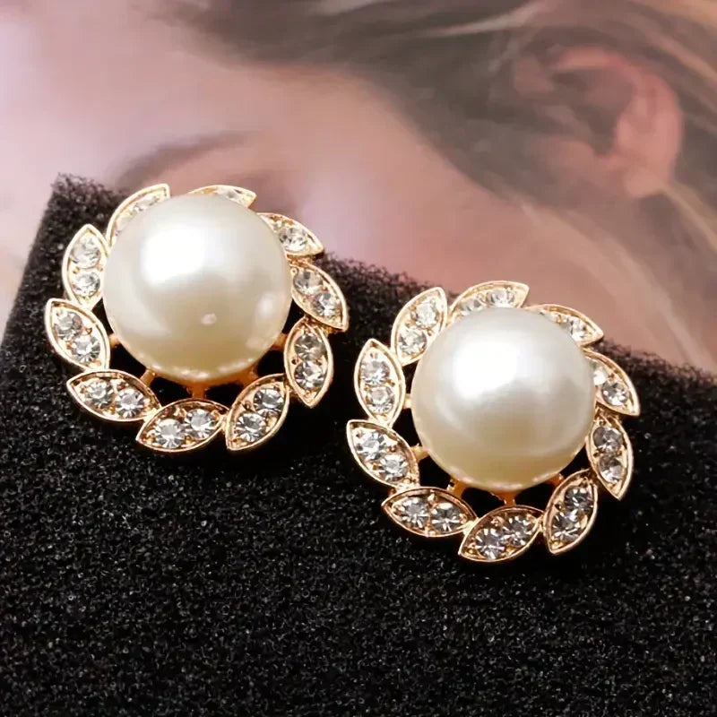Orecchini a Perla con Accenti di Foglia Brillante - Tonalità Oro