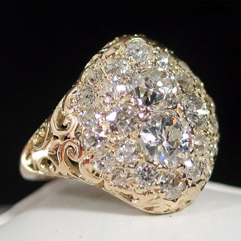 Anello Vintage in Oro con Pietra Rotonda in Stile Diamante