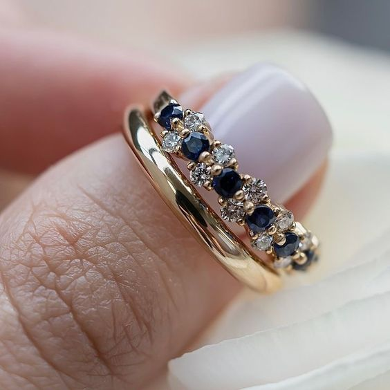 Anello Vintage Elegante con Cristalli Zirconia