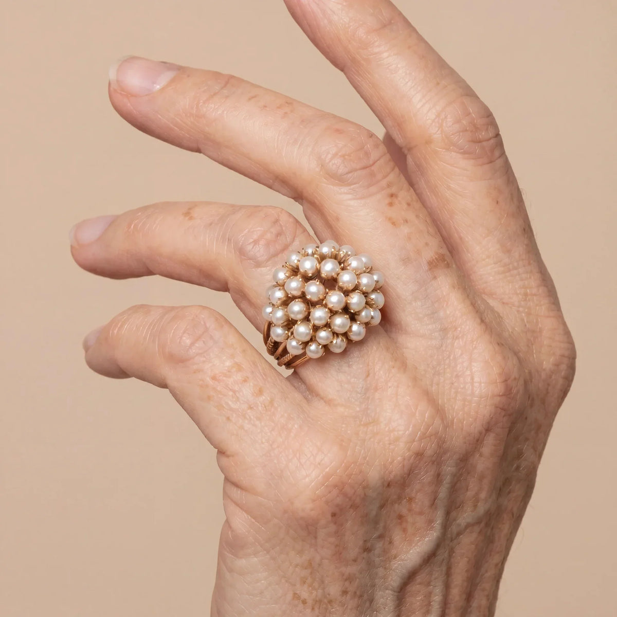 Anello classico dorato con perla