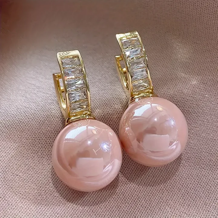 Orecchini dorati con perle rosa e zirconi