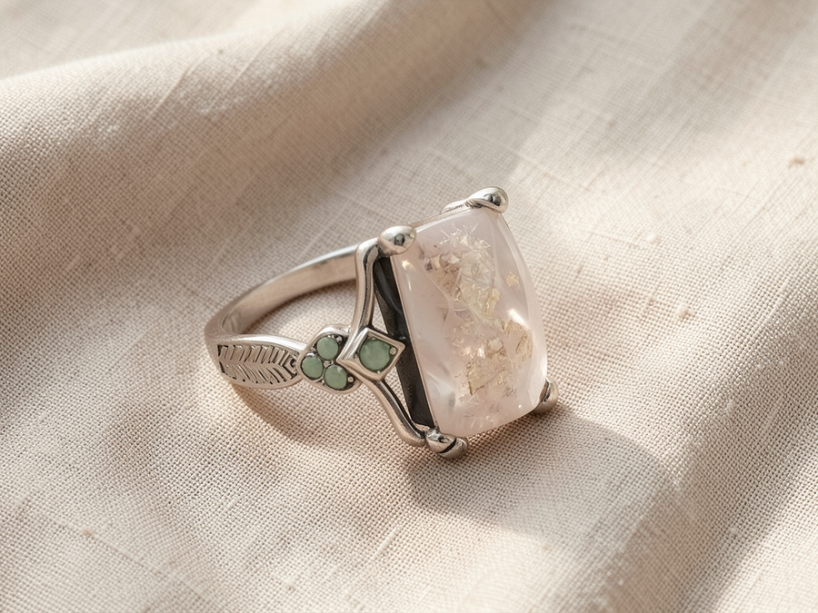 Anello argentato con opale bianco