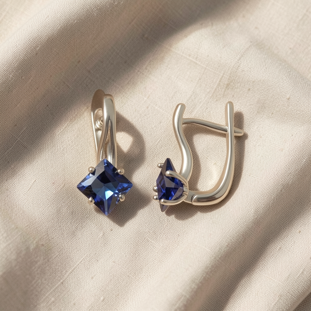 Orecchini argentati con pietra blu zaffiro