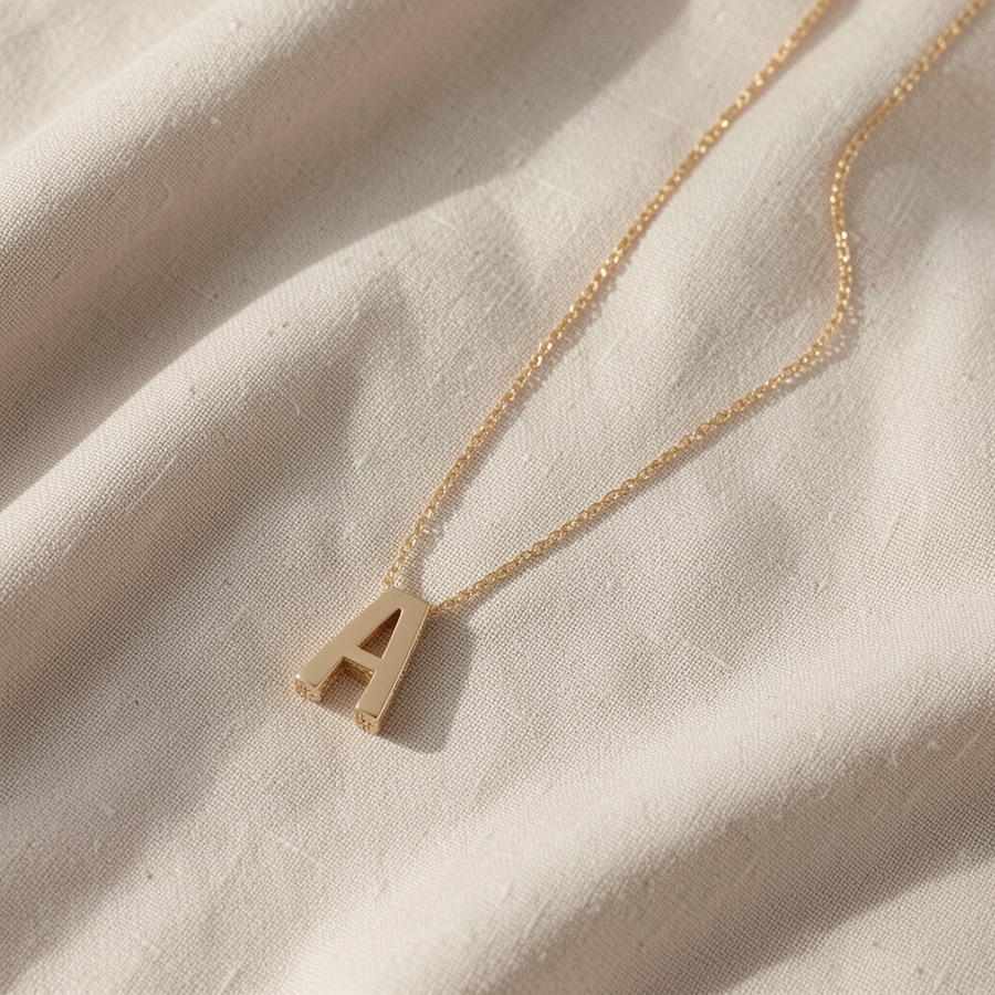 Collana lettera d'amore dorata con iniziale
