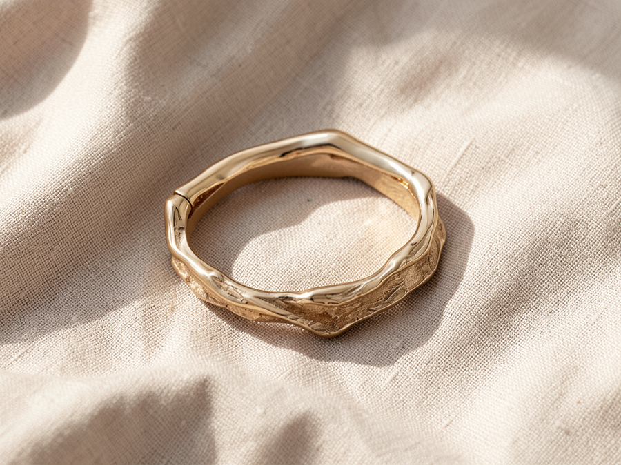 Anello dorato effetto forgiato